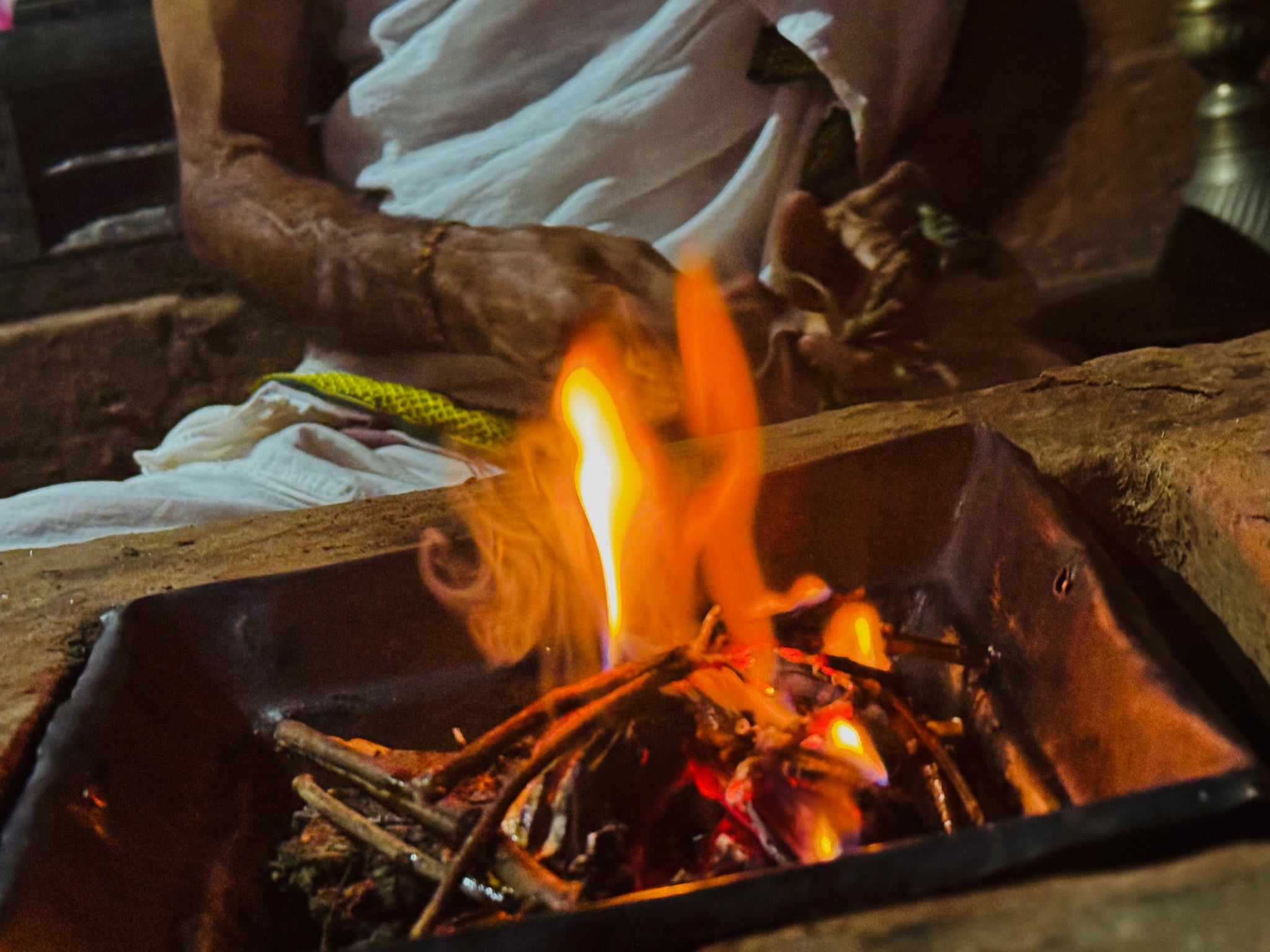 Immagine del fuoco, simbolo dell'Ayurveda e della trasformazione Immagine del fuoco, simbolo dell'Ayurveda e della trasformazione