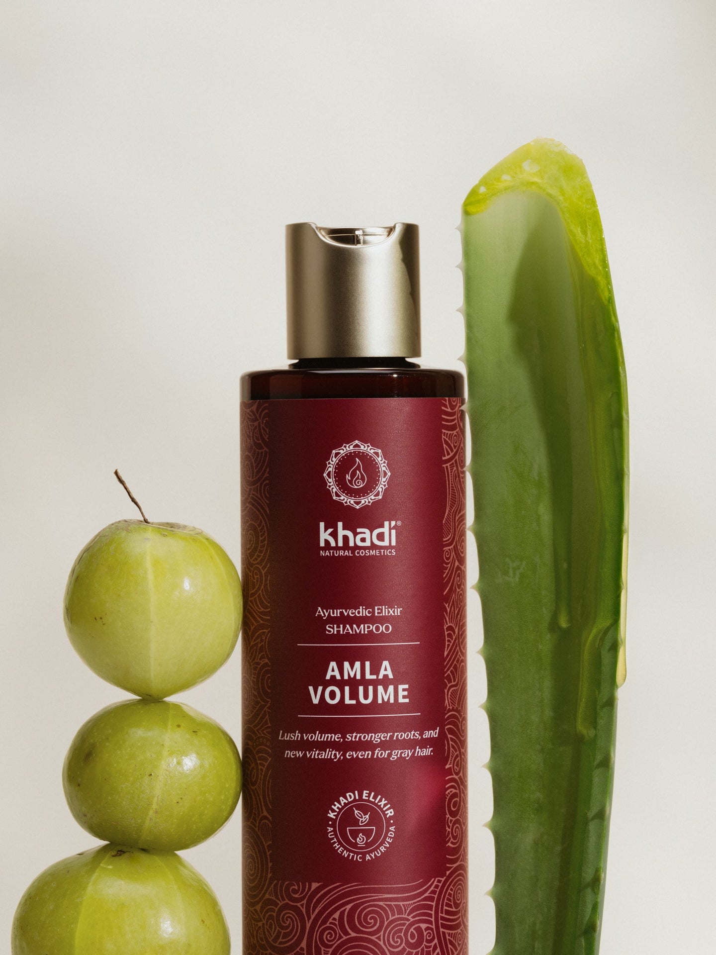 Olio per capelli all'Amla - applicazione con modello a mano di khadi