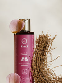 Flacone di shampoo khadi Rose Repair con petali di rosa