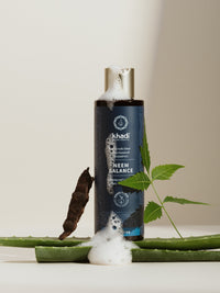 Flacone di shampoo khadi Neem Balance con foglie della pianta Neem