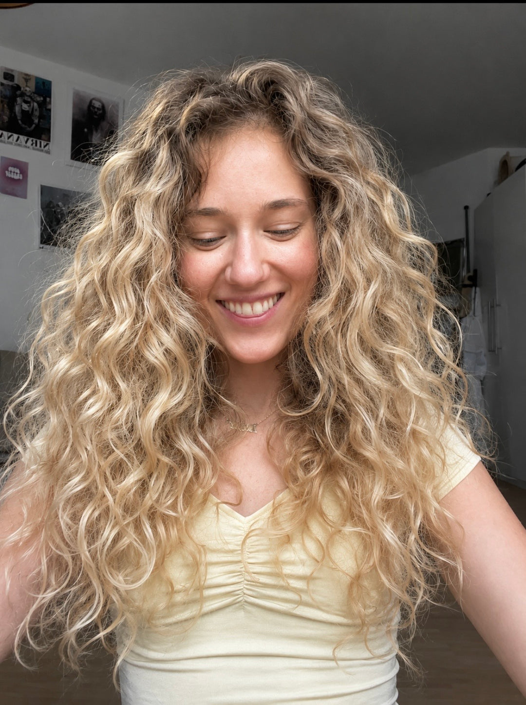 Ragazza bionda con i capelli ricci 