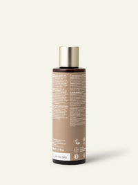 Parte posteriore del flacone di shampoo khadi Shining Shikakai con etichetta visibile