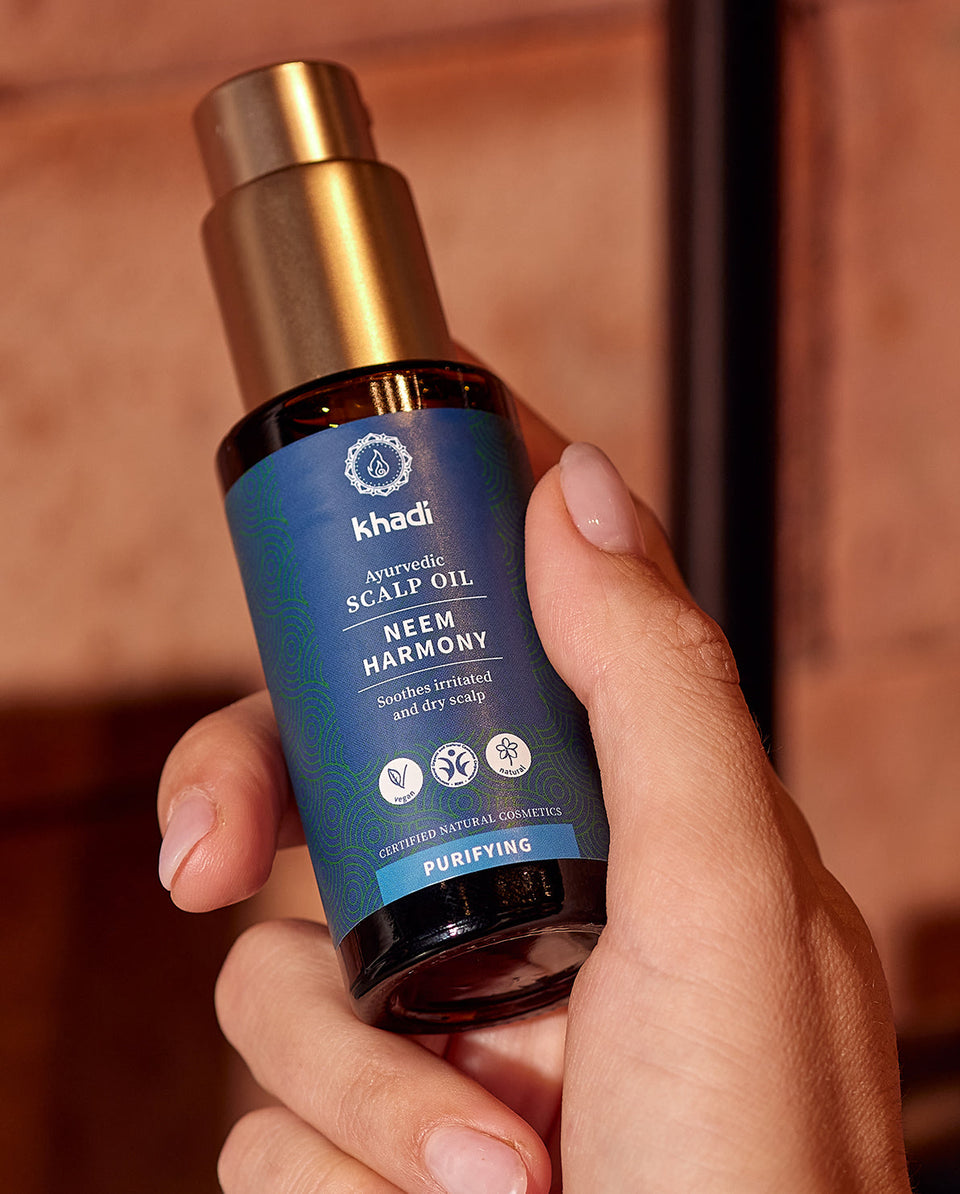Immagine dell'applicazione dell'olio per capelli di Neem, modello manuale di khadi
