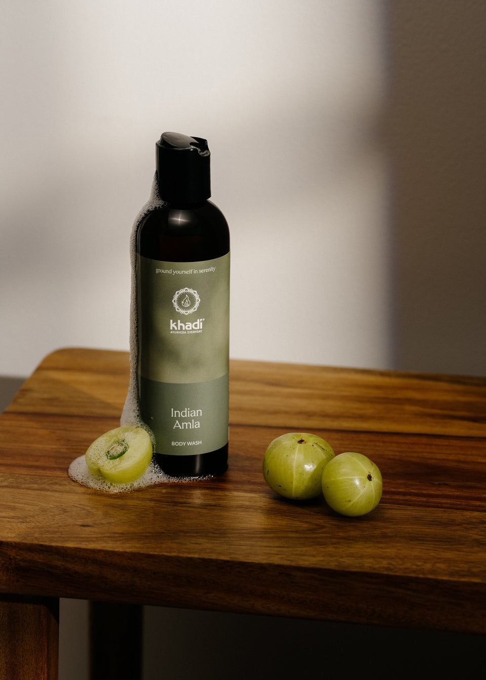 Natura morta con Ayurveda Everyday Indian Amla Bodywash - pulizia del corpo nutriente per la vitalità e l'energia.