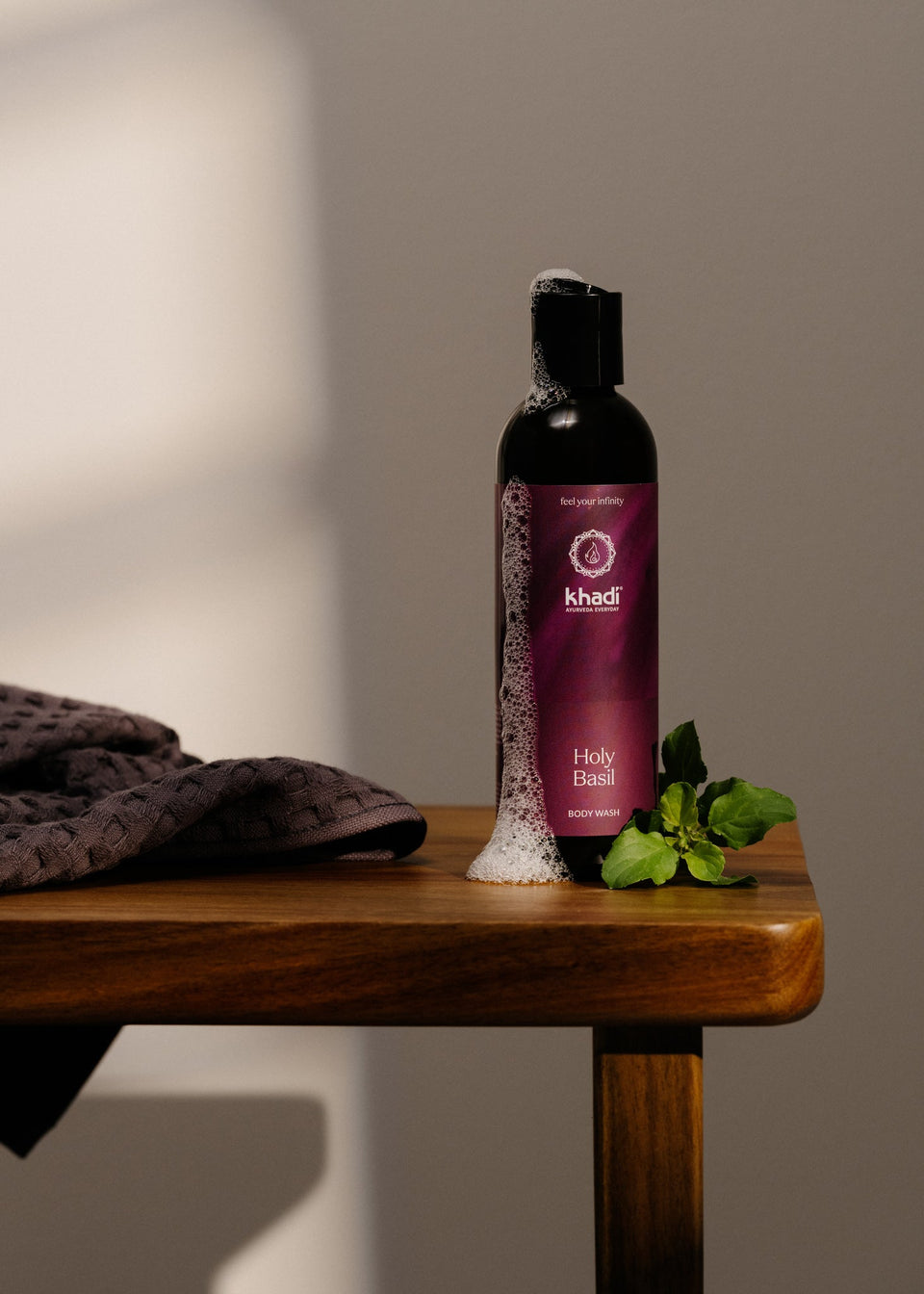 Still life creativo di Ayurveda Everyday Holy Basil Bodywash - un'esperienza aromatica per il corpo e la mente.