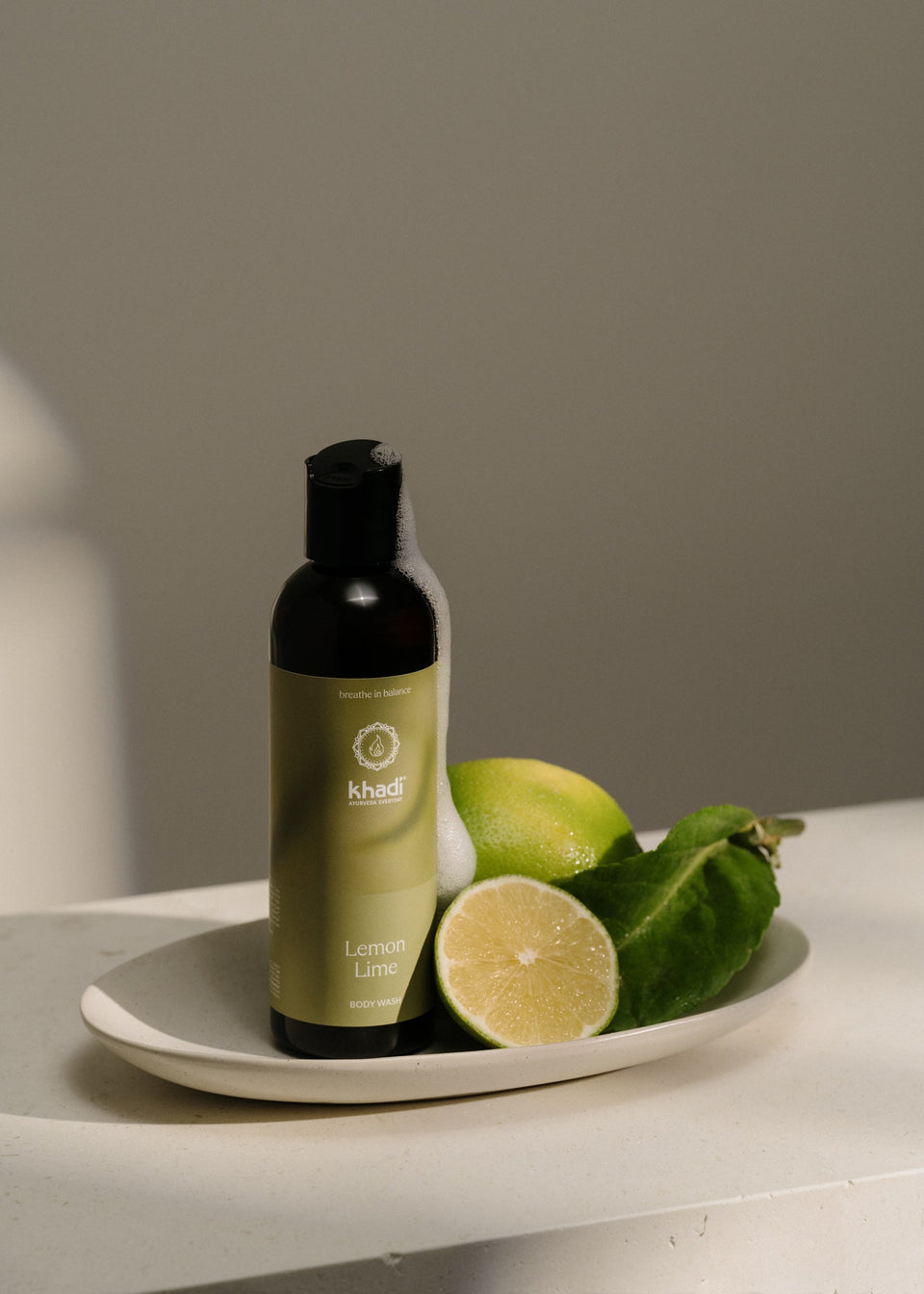 Scena creativa con Ayurveda Everyday Lemon Lime Bodywash - esperienza di fragranza rinfrescante per energia e ispirazione.