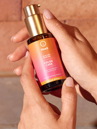 La modella mostra l'applicazione dell'olio purificante per capelli e cuoio capelluto di khadi