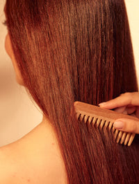 Modello con capelli e balsamo khadi - Immagine WebP