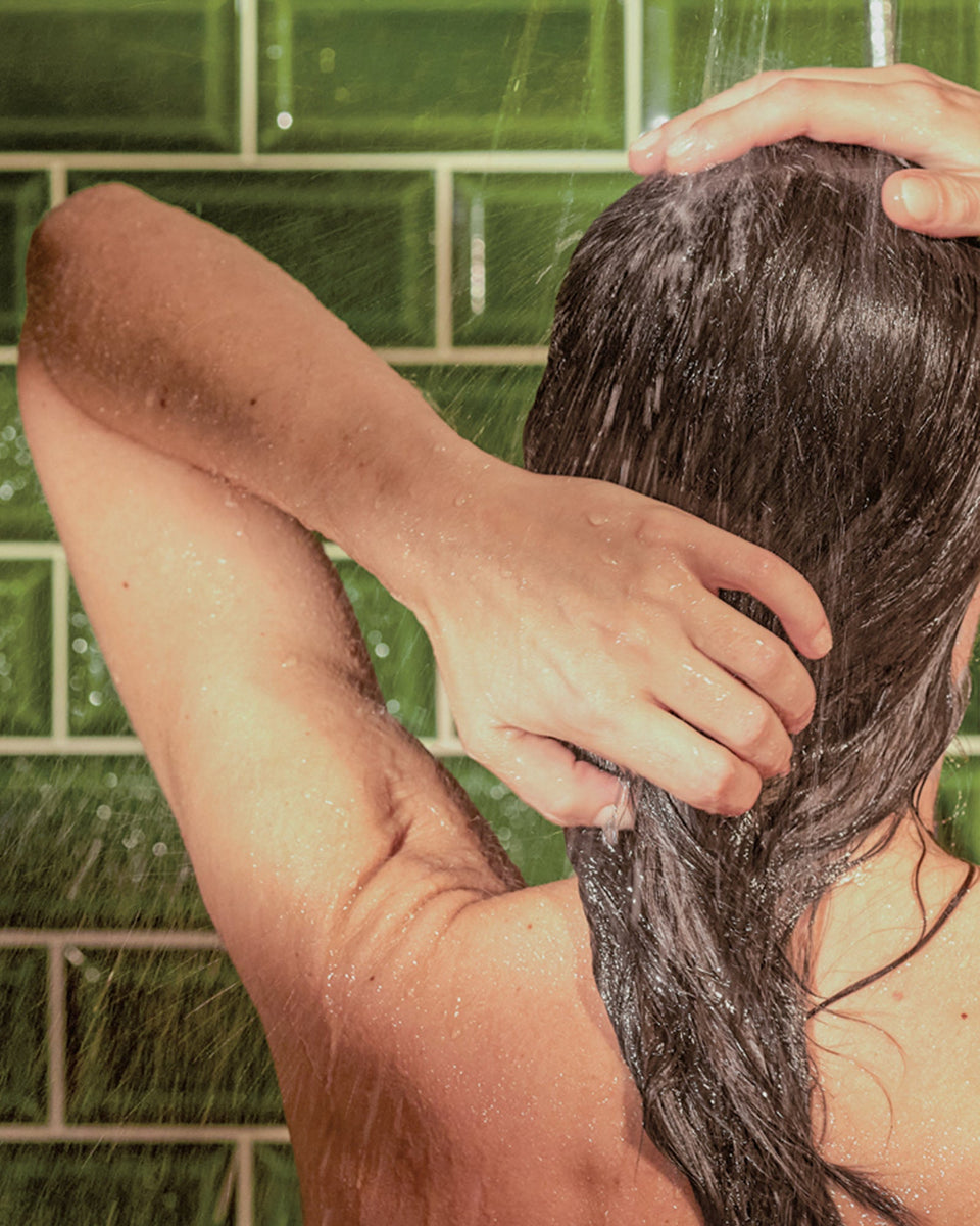 Balsamo per una migliore pettinabilità, modello con cura dei capelli khadi