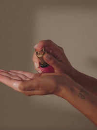 Video dell'applicazione dell'olio per capelli Rose Love di Khadi