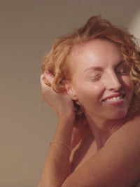 Video della modella con l'olio per capelli khadi (secondo video)