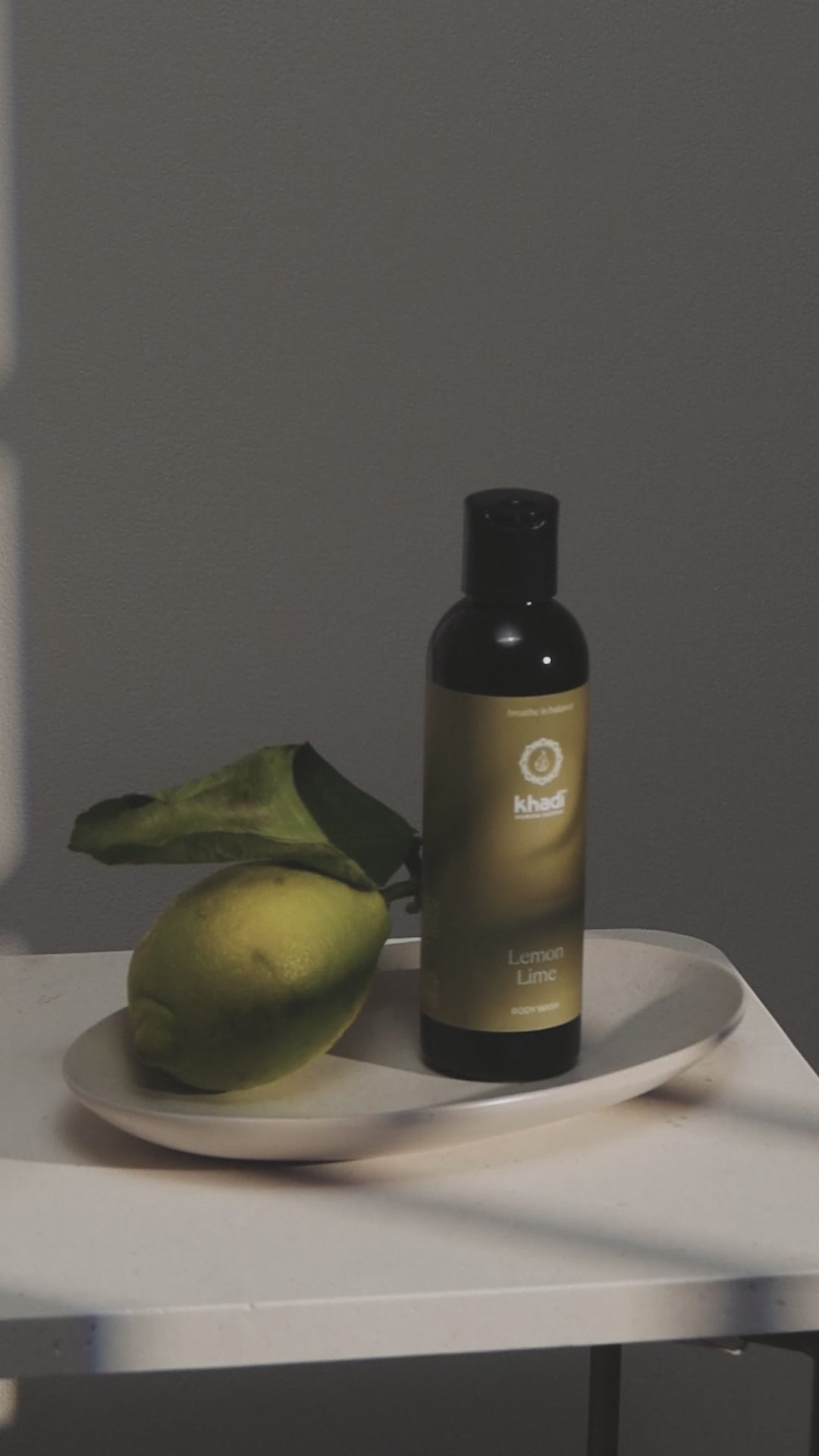 Video con Ayurveda Everyday Lemon Lime Bodywash - esperienza di fragranza rinfrescante per energia e ispirazione.