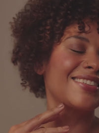 Video di una modella curvy e burro di olio per la pelle di khadi
