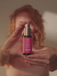 Video della modella con l'olio per capelli Rose Love di khadi