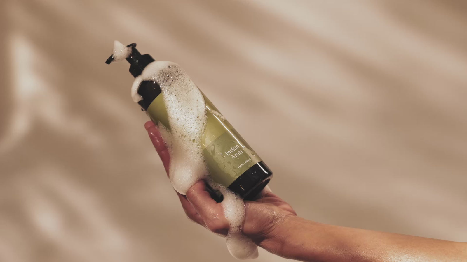 Detergente Liquido mani Indian Amla sorretto da una mano