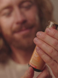 Uomo usa l'olio per capelli Vitality Grow di khadi per capelli più forti