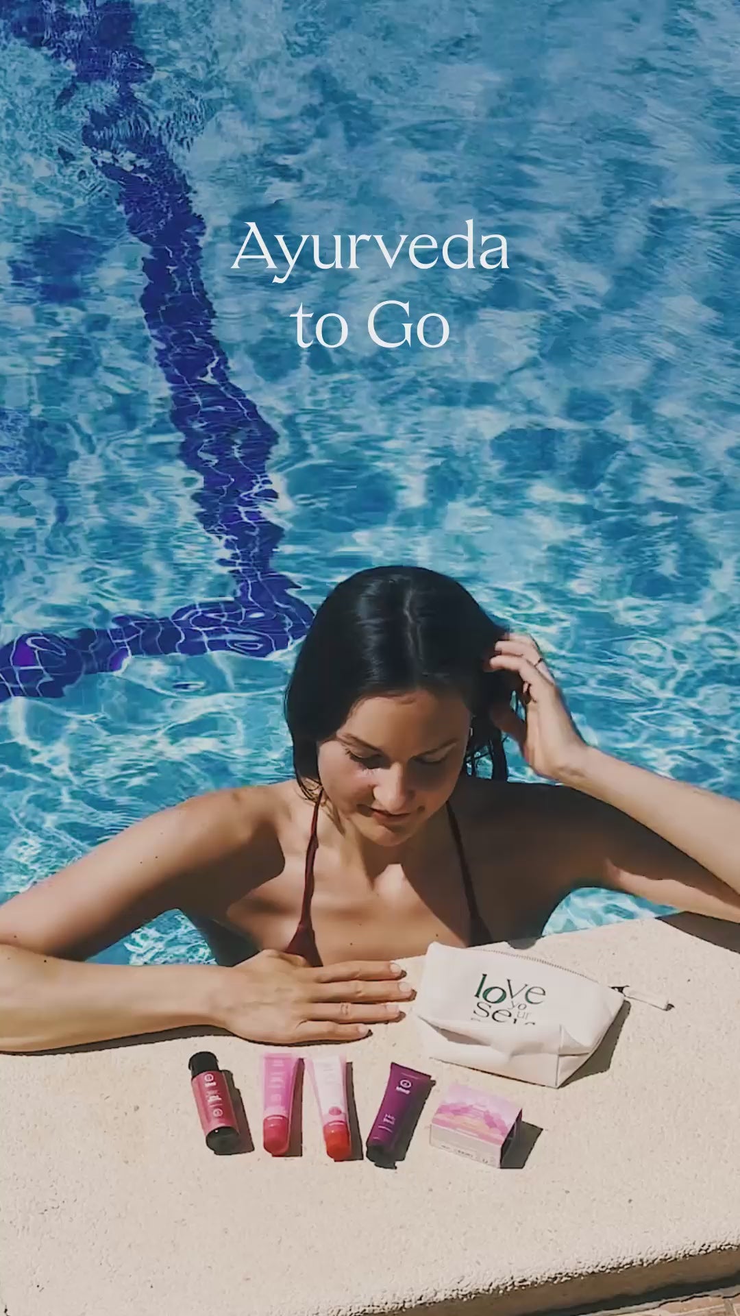 Immagine di ragazza a bordo piscina co travel kit khadi