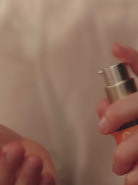 Video di un uomo con l'olio per capelli Color Care di khadi