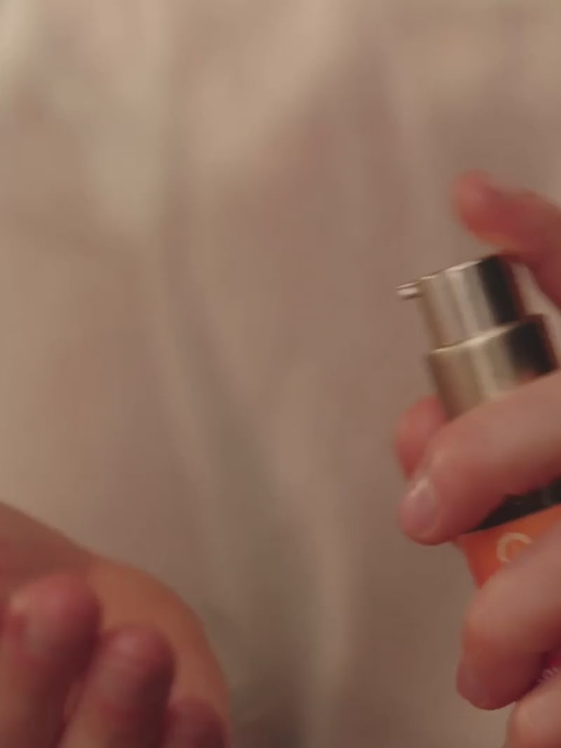 Video di un uomo con l'olio per capelli Color Care di khadi
