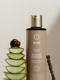 Flacone di shampoo khadi Shining Shikakai con foglie di Aloe vera