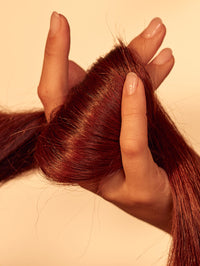 Immagine dell'olio per capelli e cuoio capelluto Strong Amla, modello che mostra il prodotto